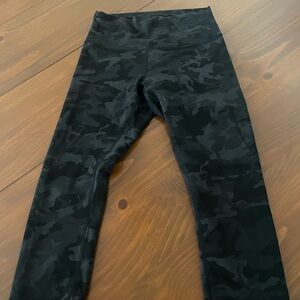 Lululemon cropped camo leggings size 8